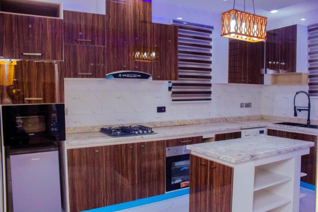 A And T Apartment Ikorodu Exterior photo